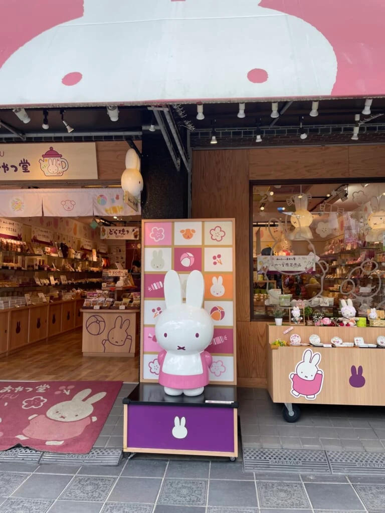 みっふぃーおやつ堂の入り口　ミッフィーの置物