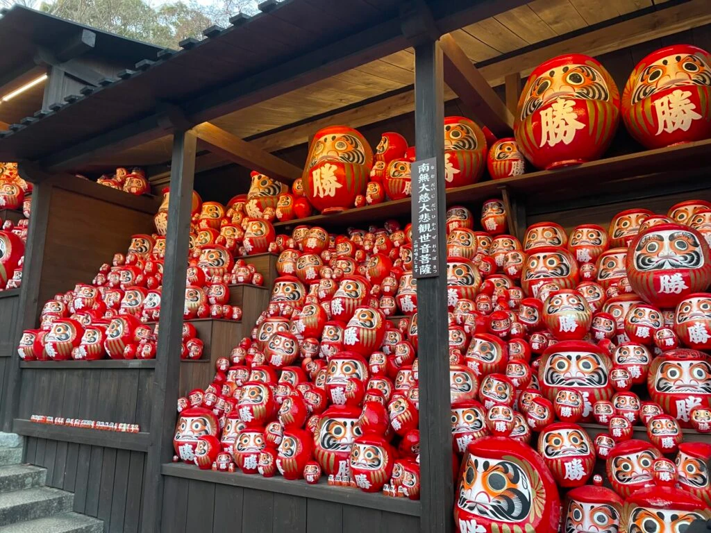 勝尾寺　勝ちダルマ　奉納棚
