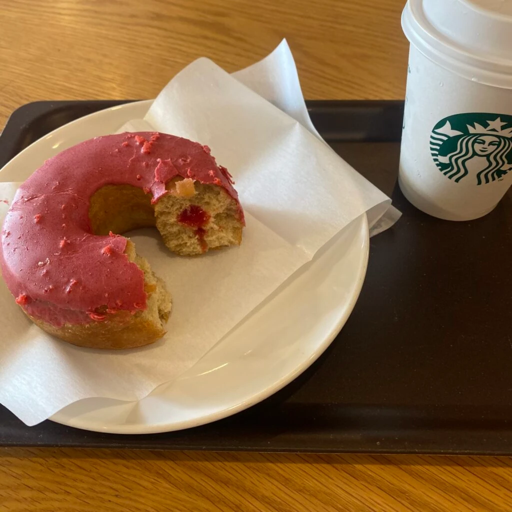 スタバ新作 「ストロベリードーナツ」レビュー