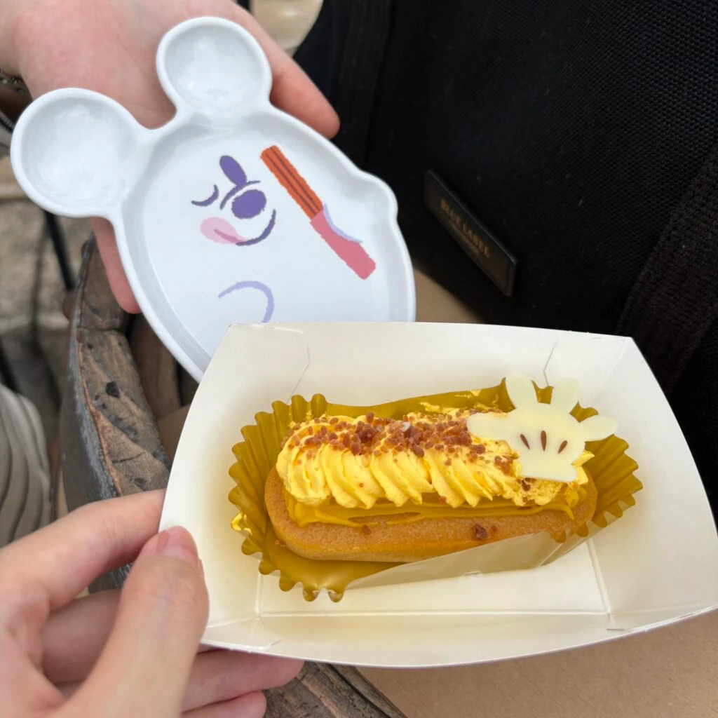 さつまいものケーキとスーベニアプレートの写真