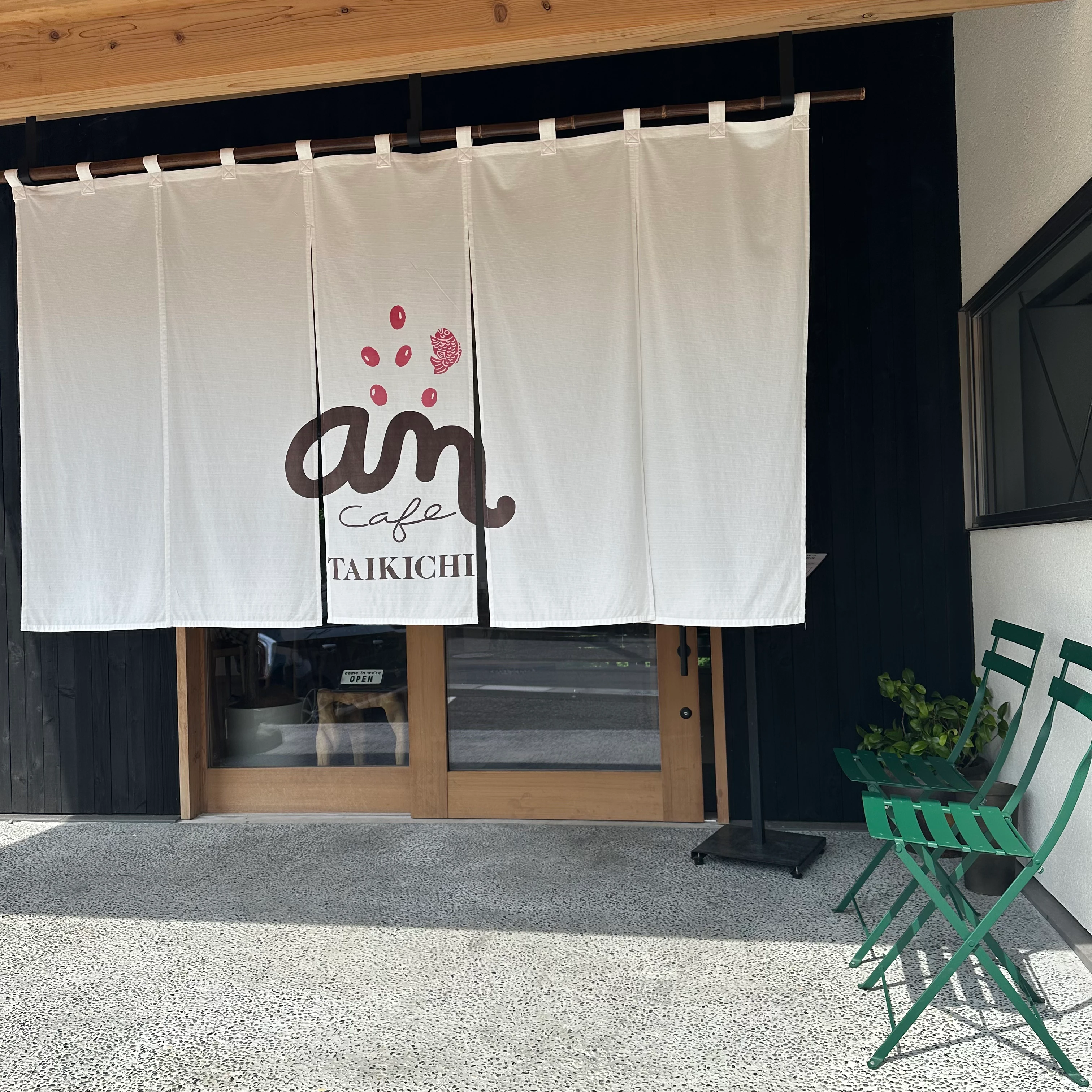 店外のお店の暖簾