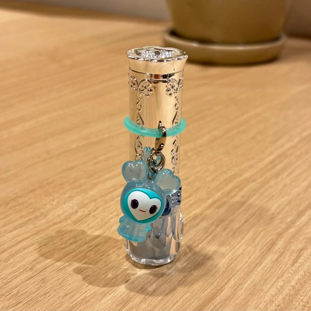 ミブリ―のめじるしアクセサリーをリップにつけた様子