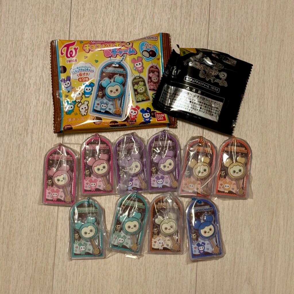 TWICEコラボのチョコがけボーロのチャームを開封した写真