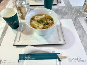 サフィール踊り子号の食堂車のメニュー「大ぶりエビワンタン復興麺」の写真