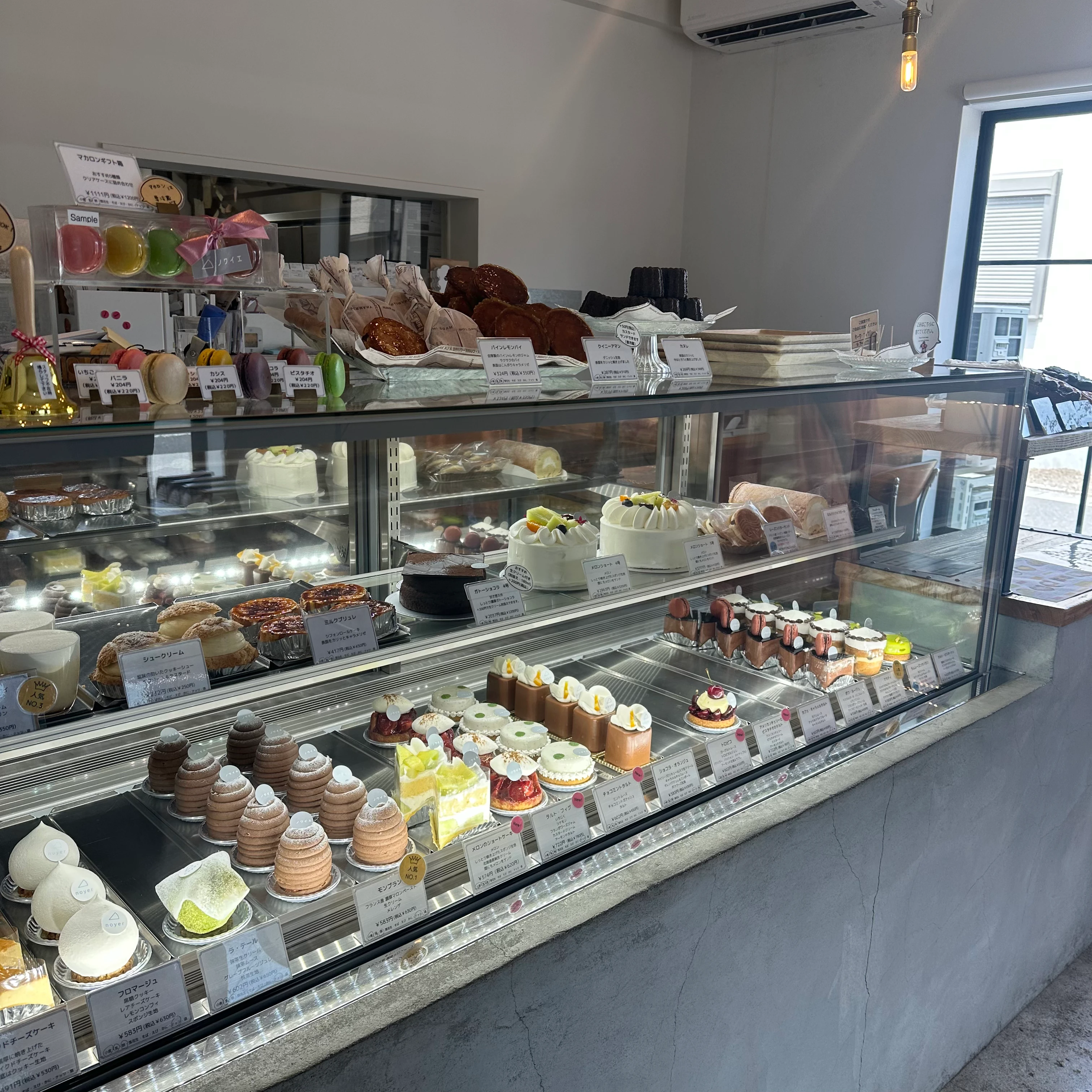 店内ケーキショーケース