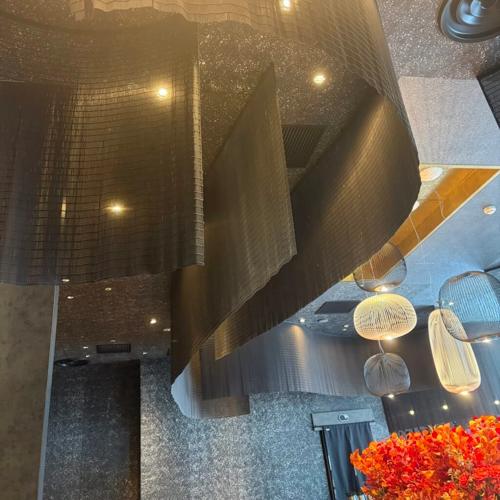 黒を基調としたシックでモダンなカフェの店内