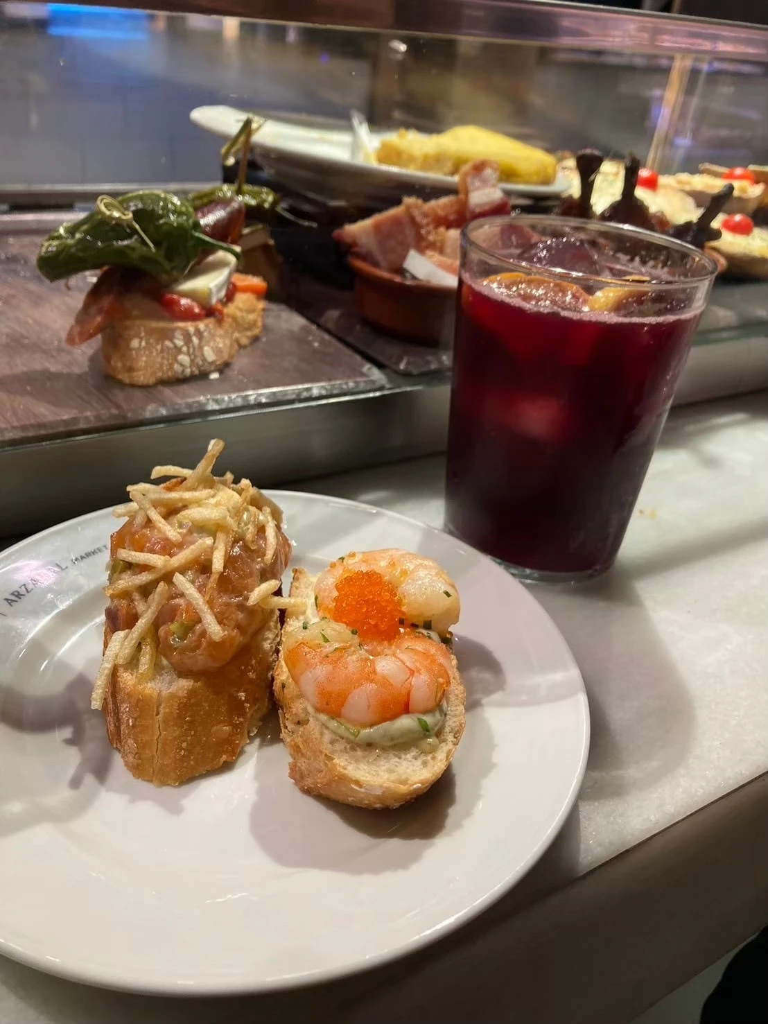 スペインのサンミゲル市場で飲んだサングリア
海老とサーモンがのっている二種類のタパス