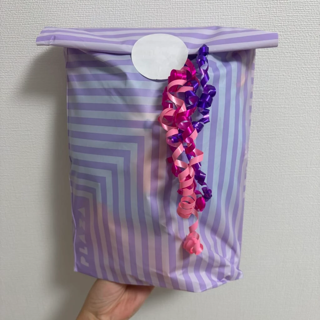 紫色のストライプ柄にリボンがついたプレゼント