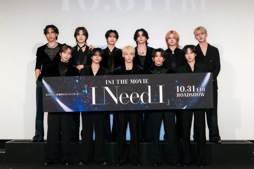 INIドキュメンタリー映画完成披露試写会での全員集合カット