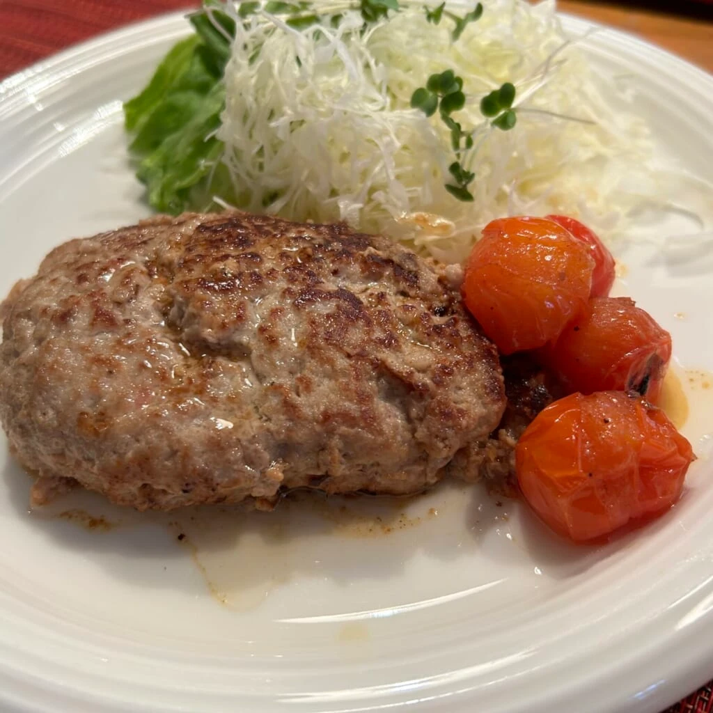 お皿にハンバーグと浅井を盛り付けた画像
