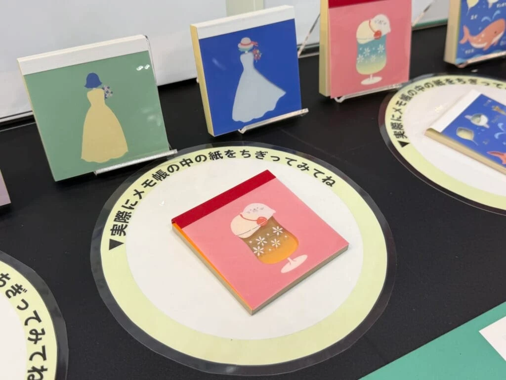 中の紙の色がめくるたび変わる