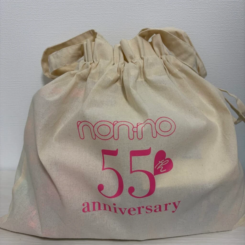 non-no創刊55周年のピンク色のロゴがプリントされた巾着袋