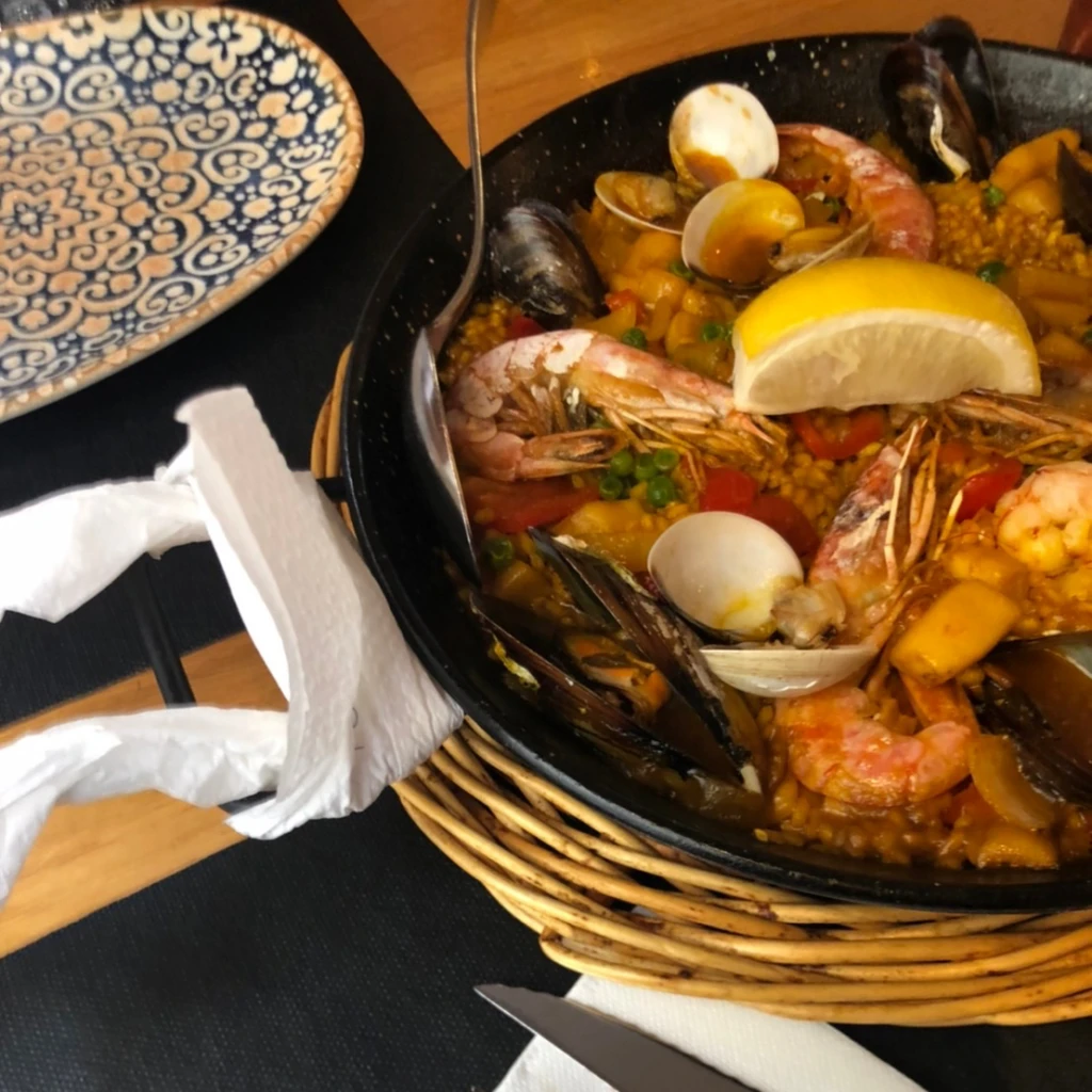 スペインで食べた海老や貝類が入り、レモンがのっているパエリア
