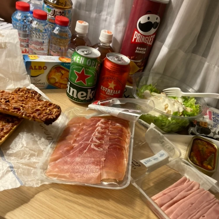 スペインのスーパー購入品
生ハムや総菜パン、ビールに魚の缶詰にサラダなど