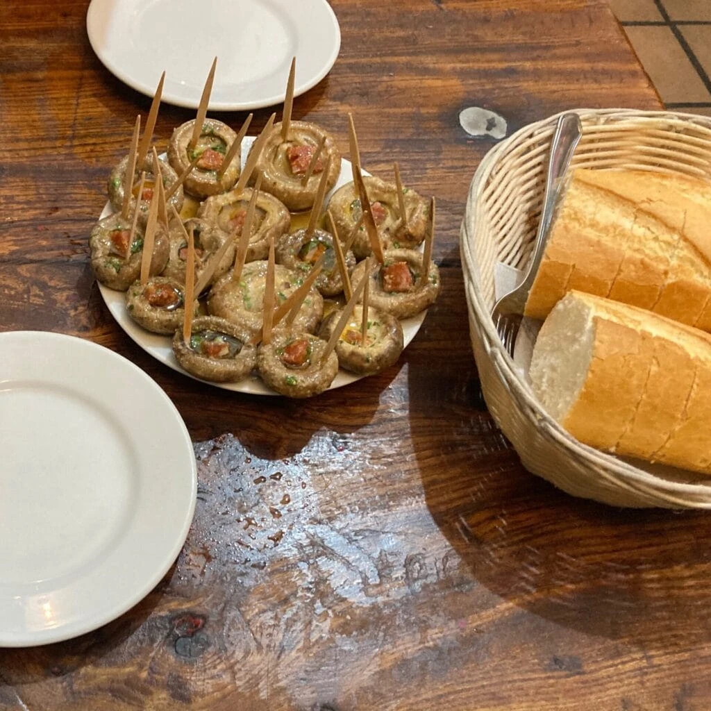 スペインで食べたたくさんのマッシュルームとバケット
