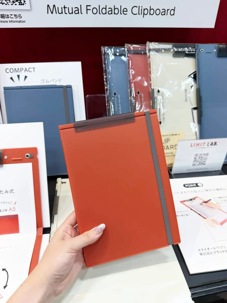 持ち運びときは折りたたんでA5サイズに