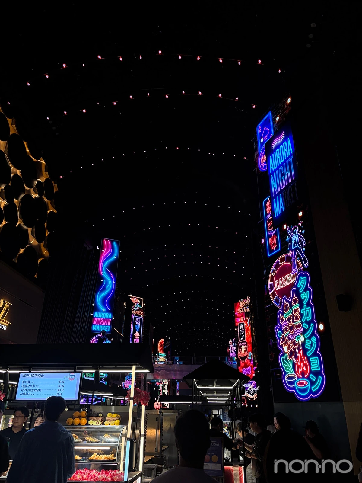 夏限定の韓国夜市オーロラマーケット屋台とネオン看板