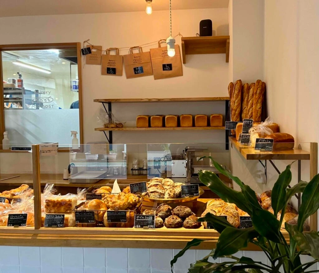 Bakery MIDMOSTの店内 たくさんのパン 植物が飾ってありおしゃれな雰囲気