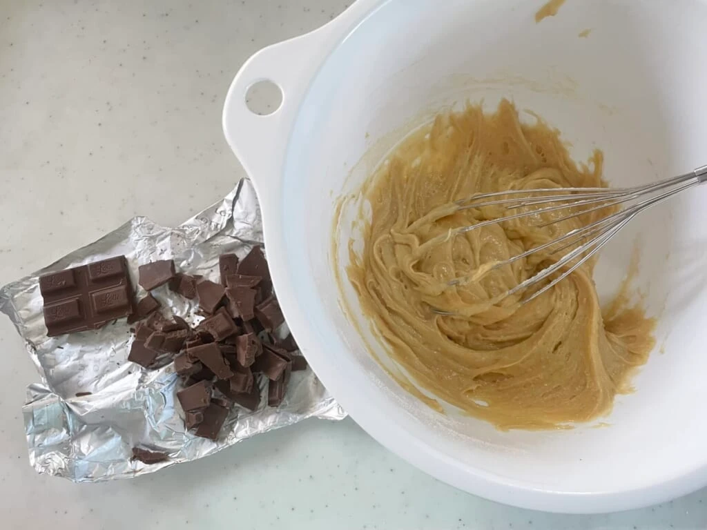 生地にチョコを加える