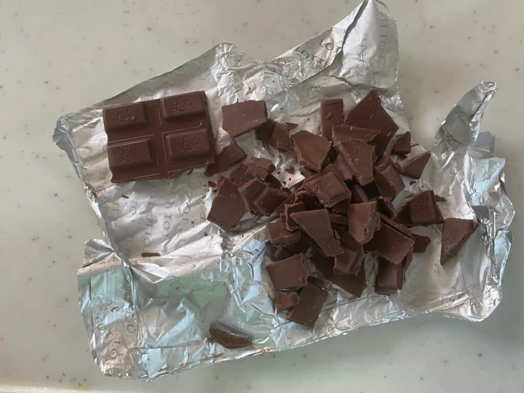 チョコを大きめに切り刻む、トッピング用のチョコを取っておく