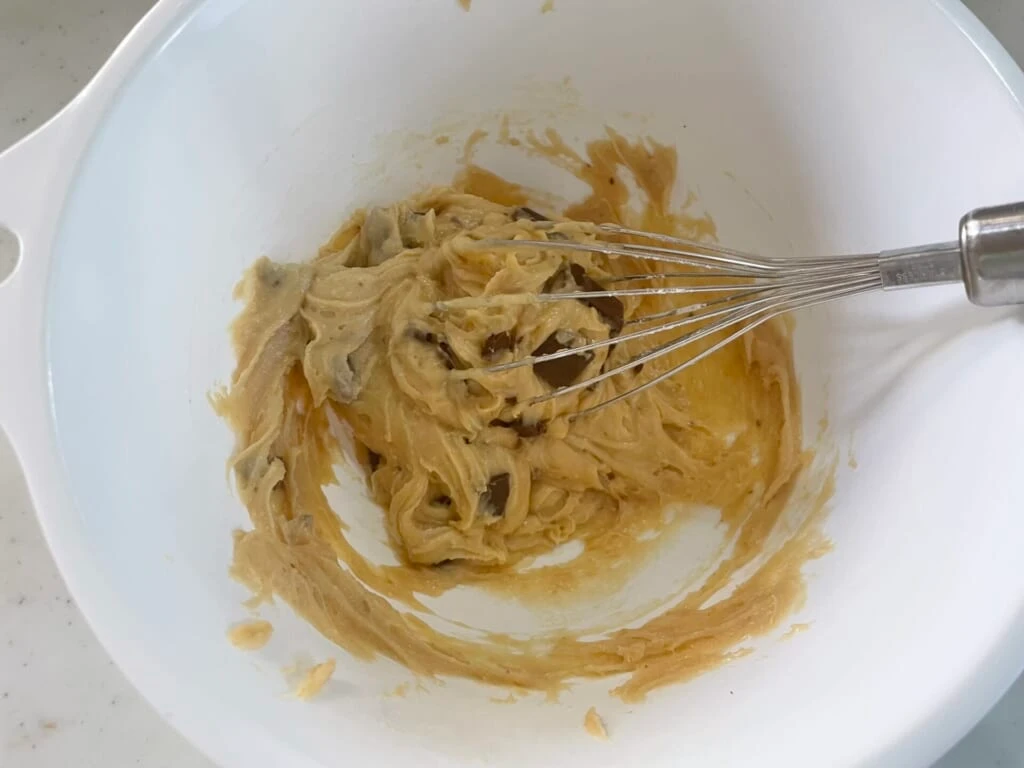 生地にまんべんなくチョコがいきわたるように混ぜる