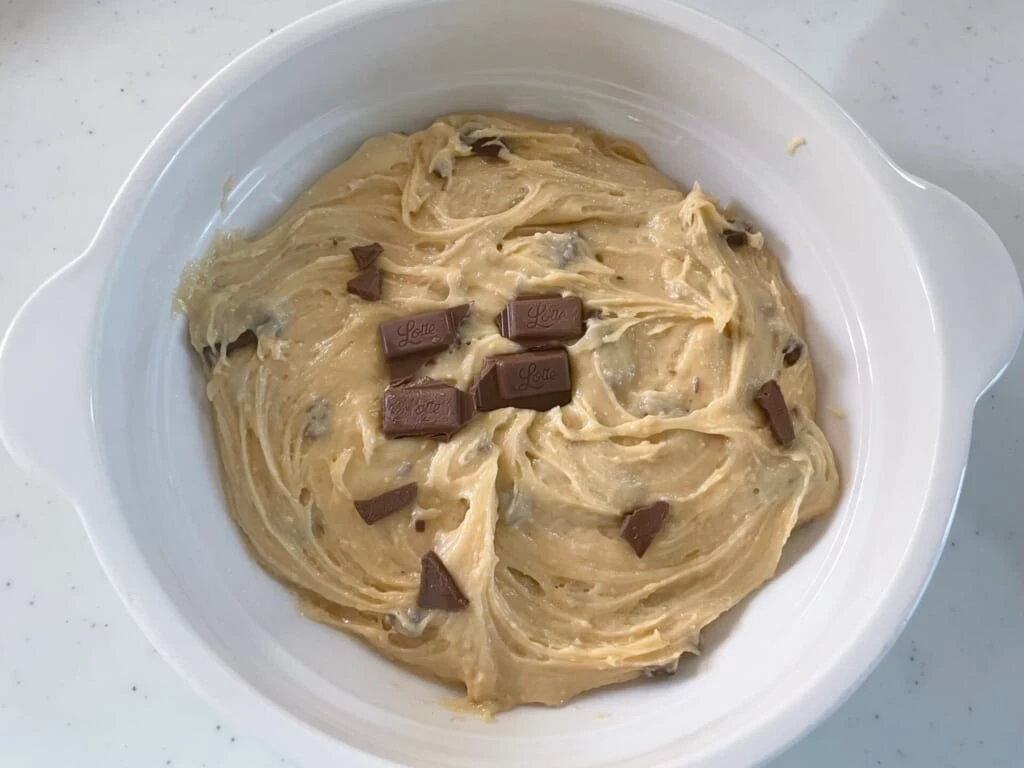 生地の上にチョコをトッピング
