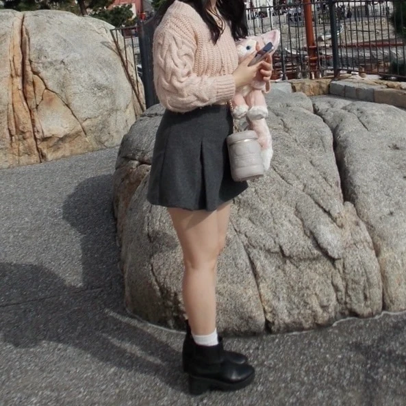 グレー