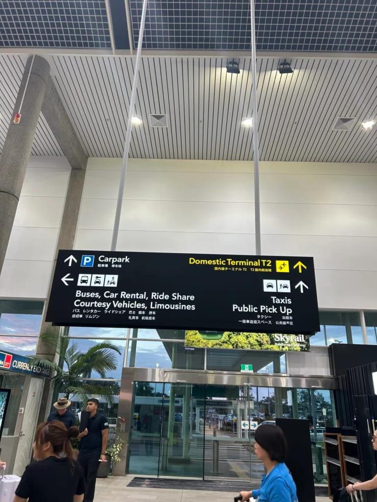 ケアンズ空港の中の標識