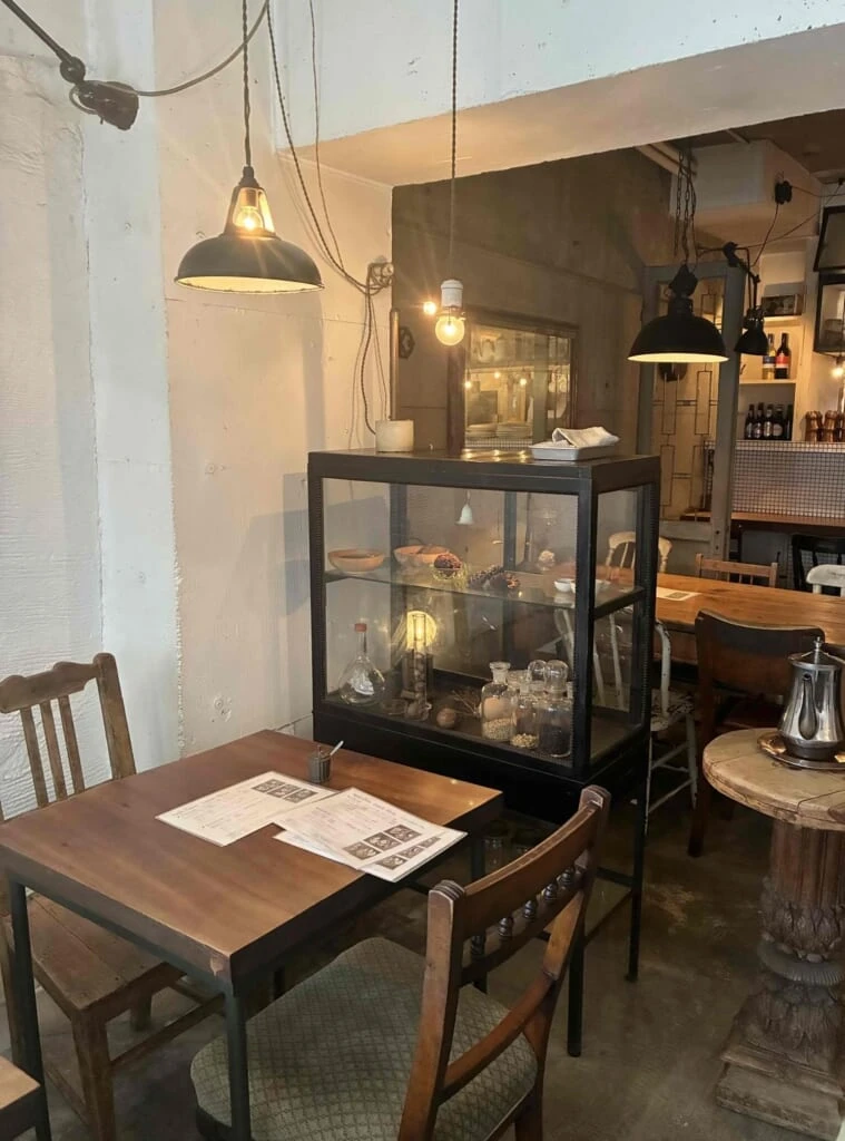 Sajilo Clove(サジロクローブ)の店内 おしゃれな飾り棚