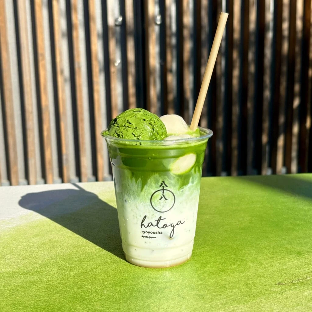 白玉と抹茶アイスがトッピングされた抹茶ラテ