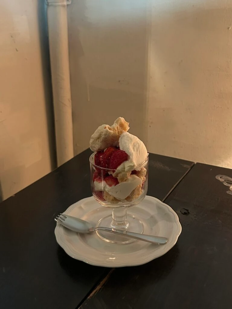 三軒茶屋 Nicolas 苺のイートンメス