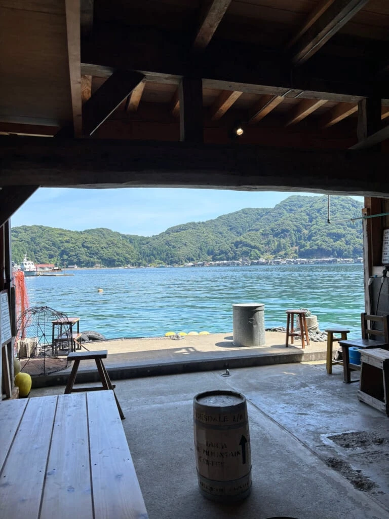 舟屋がイートインスペースになった伊根のコーヒースタンド