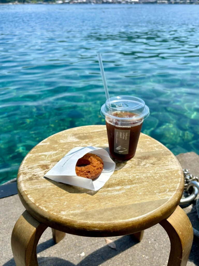 海に1番近いカフェでアイスコーヒーとドーナツをテイクアウト