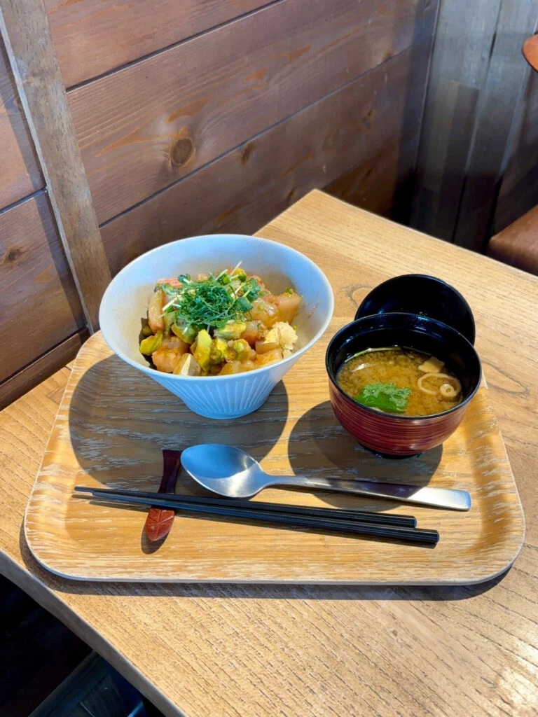 ハワイの郷土料理をイメージした「アヒポキ風海鮮丼」