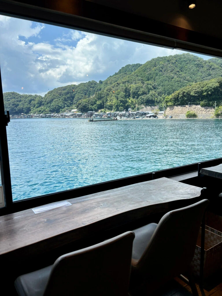 カフェから伊根湾を見渡せる特等席