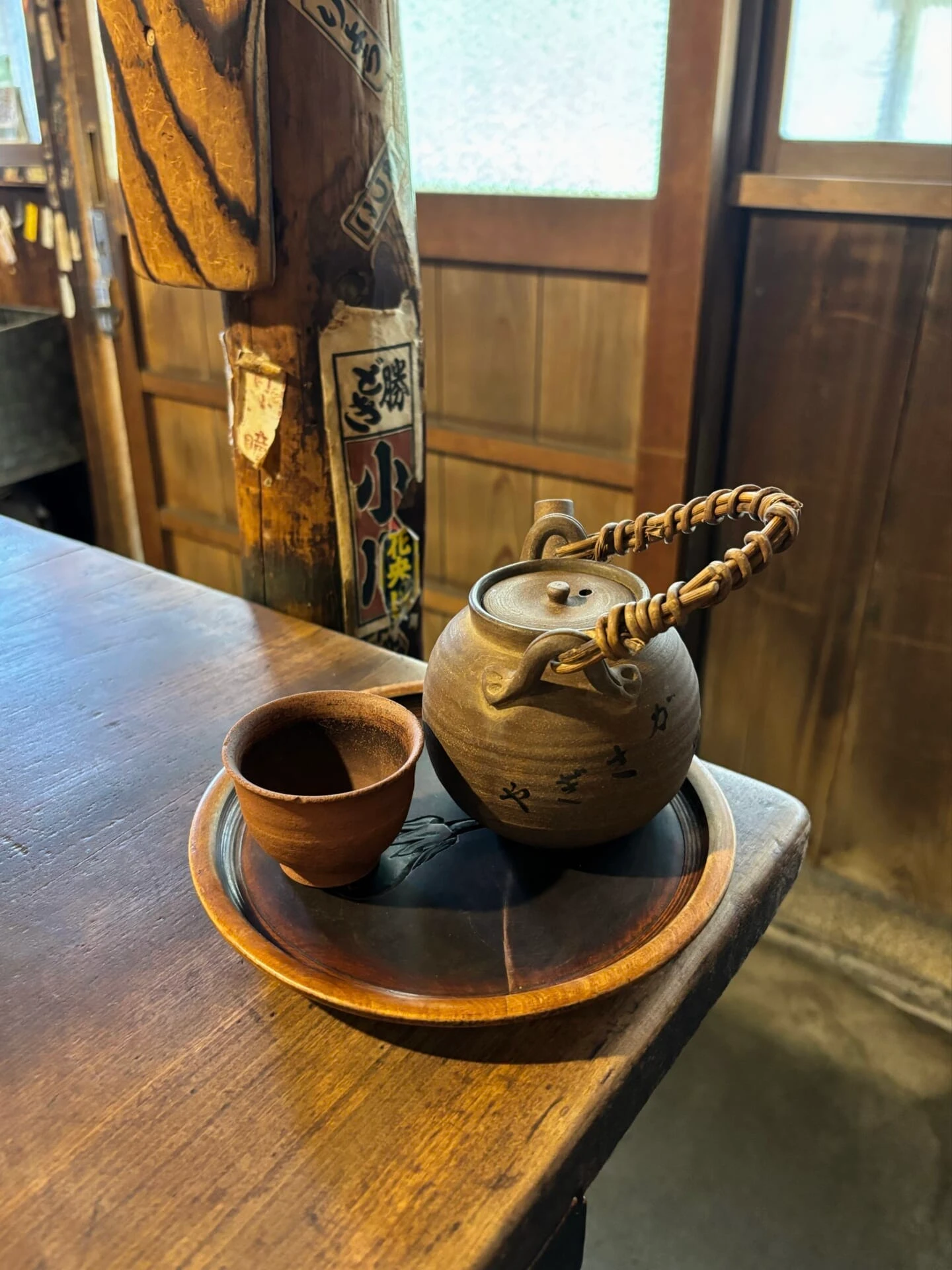 注文すると必ず提供される温かいお茶
