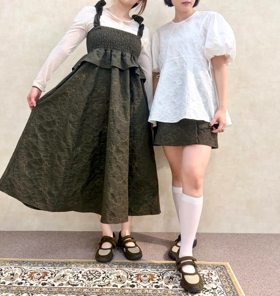 GU×rokh2026春夏コレクションの試着会でスモッキングワンピースとバルーンスリーブチュニックを着た2コーデ