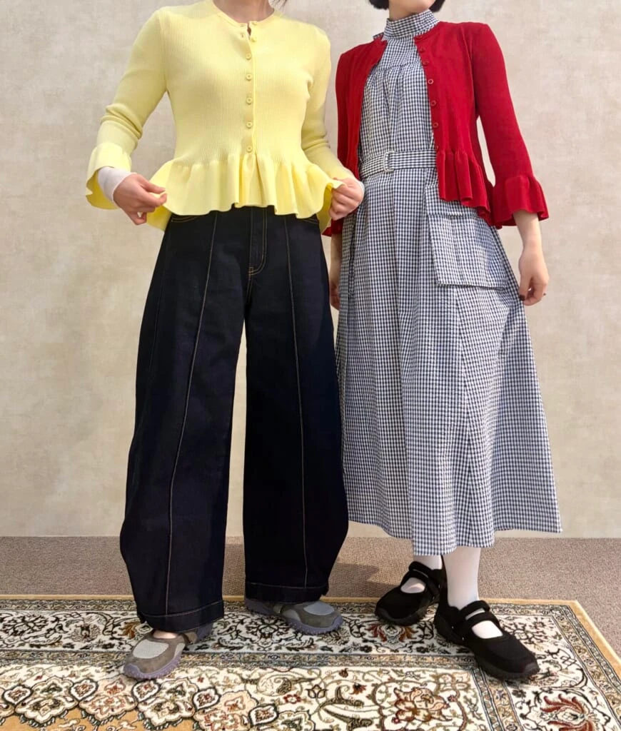 GU×rokh2026春夏コレクションの試着会でリブフリルカーディガンとバルーンパンツとAラインロングワンピースを着た2コーデ