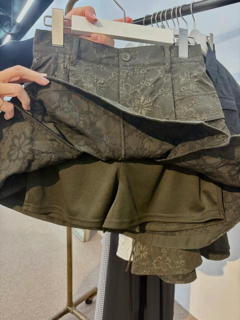 GU×rokh2026春夏コレクションのユーティリティスコートのペチパンツ