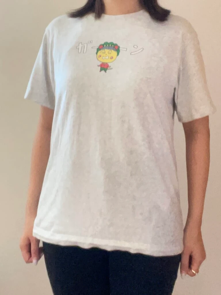 キャラクターデザインのTシャツを着用