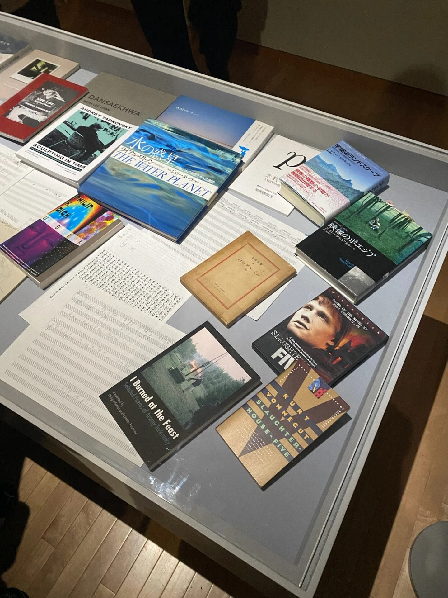 坂本龍一のアルバム「async」制作過程にインスピレーションを与えた書籍、写真、メモ、譜面など