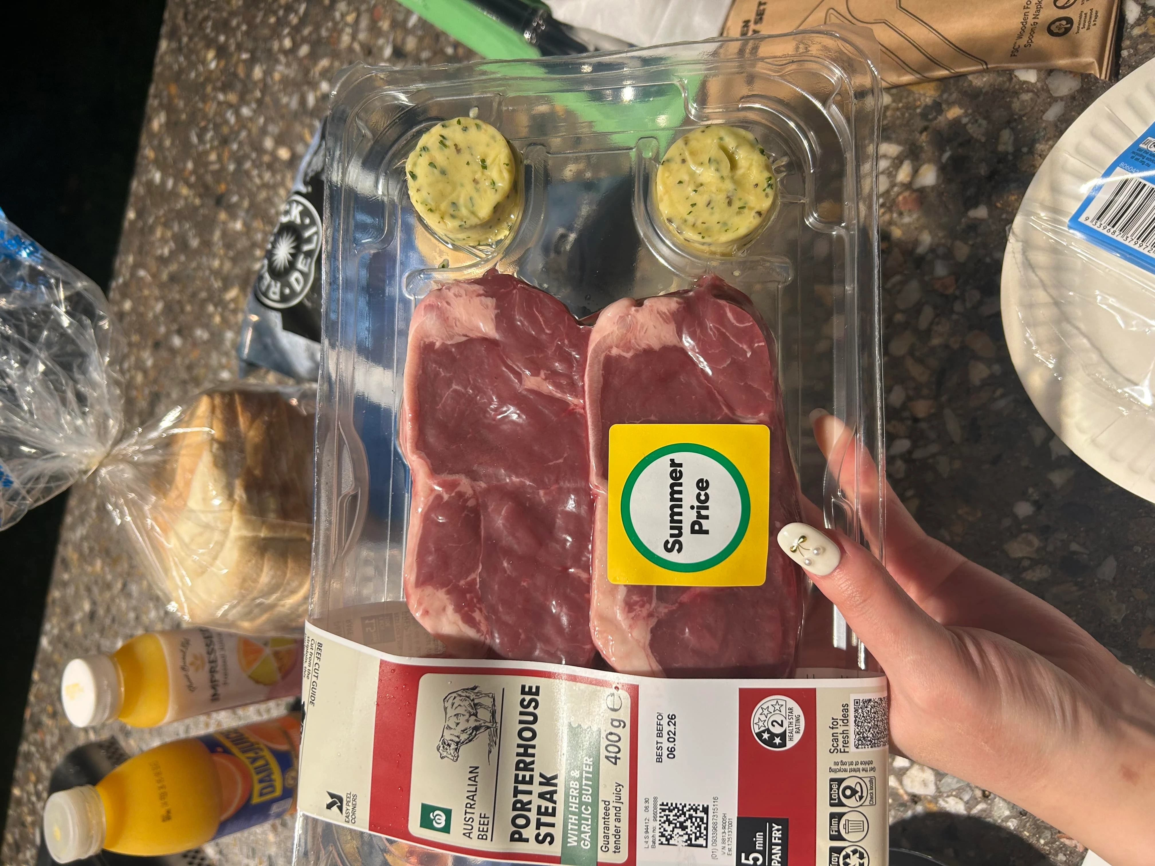 牛肉の写真。大きく、バターもついている。