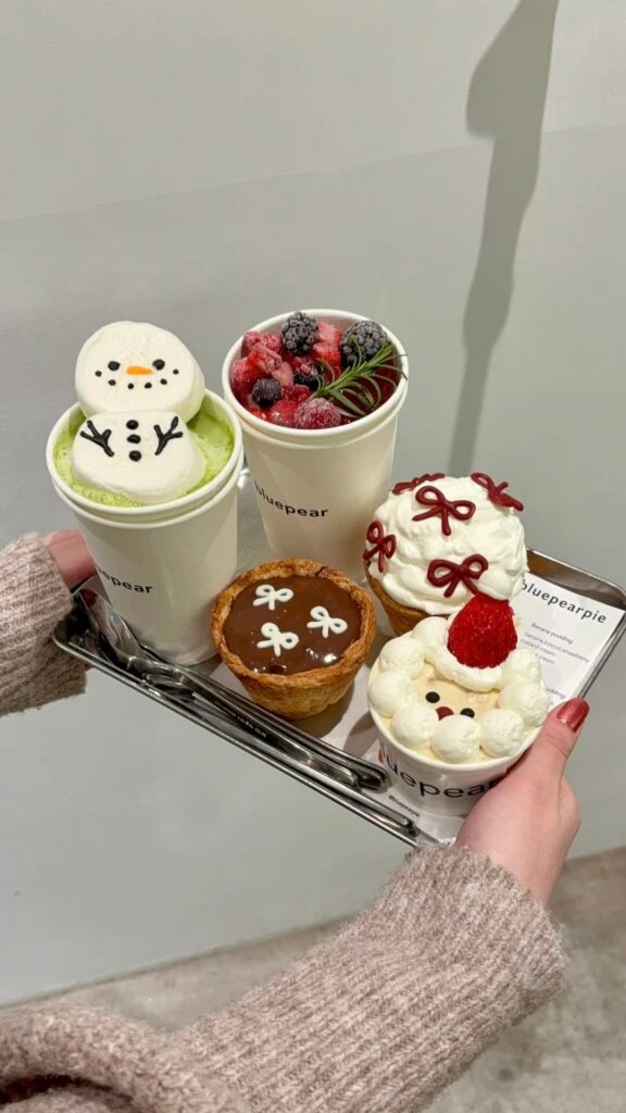 クリスマススイーツがのったトレイを持ち運ぶ様子