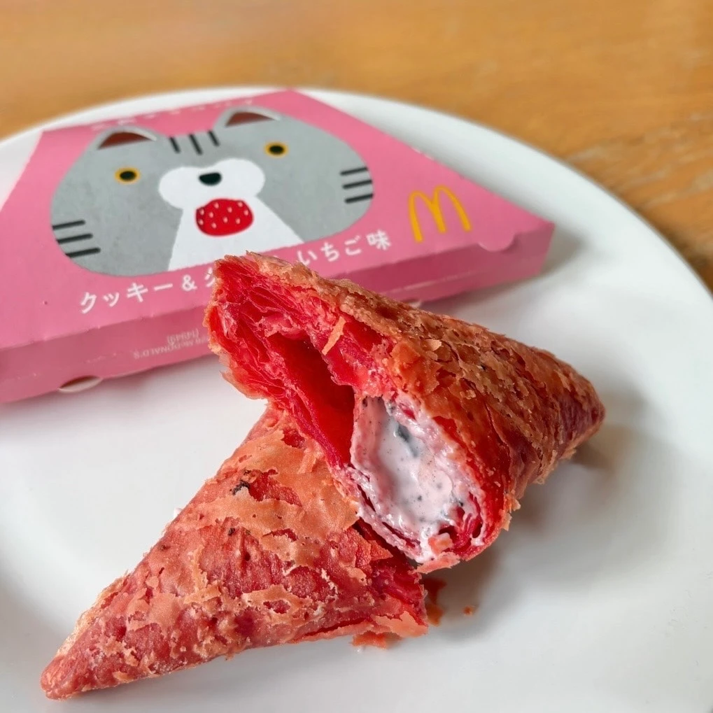 三角チョコパイ　クッキー＆クリーム いちご味　断面
