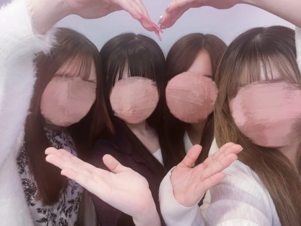 ハートの中に入れる 写真の撮り方 4人