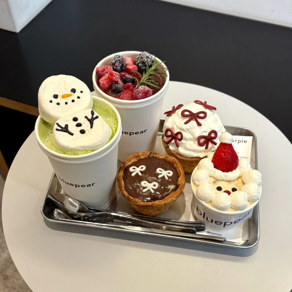 サンタのカップケーキとリボンのパイと雪だるまの抹茶ラテ