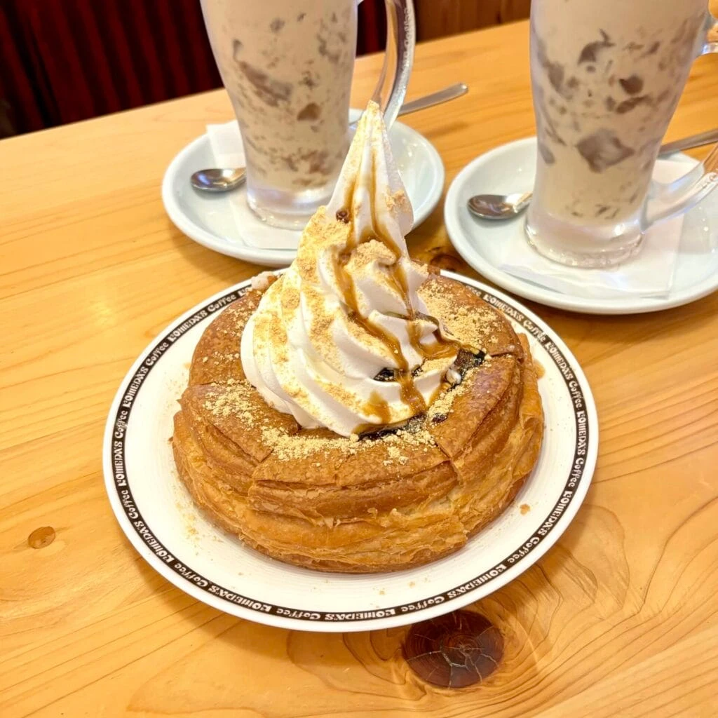 シロノワールにお好みで黒蜜をかけて食べる