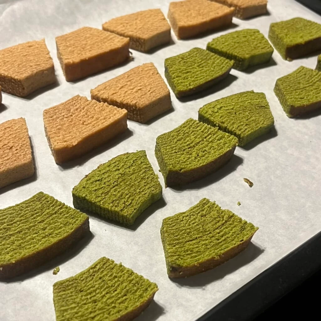 クッキングシートに並べたカットしたバウム