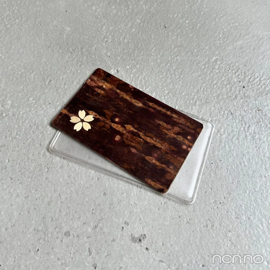 桜マークの入った木目調のカード