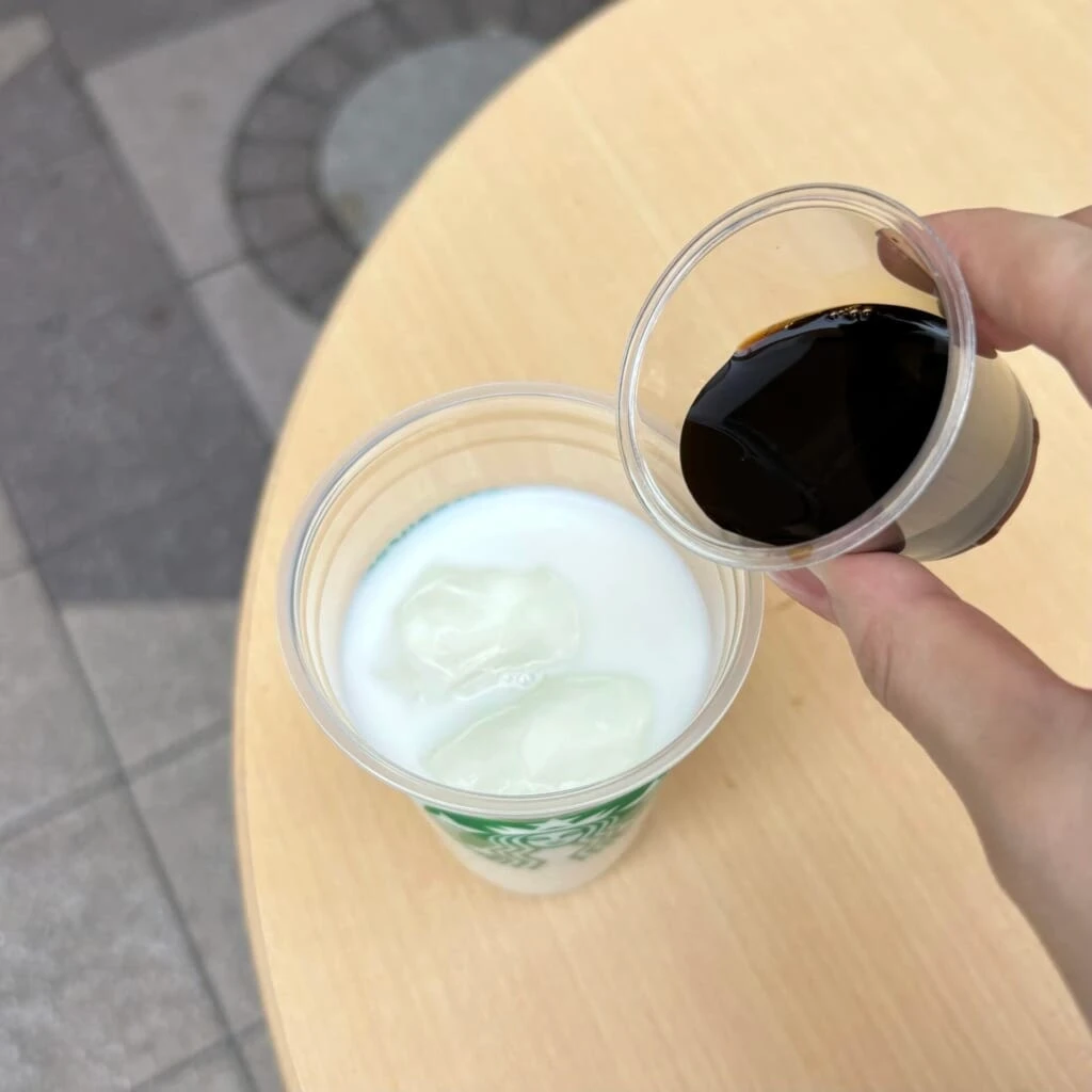 コーヒークラフトをミルクと氷が入ったカップに注ぐ